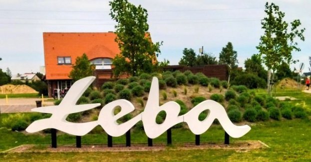 Pierwsze zasiedlenia na brzegu morskim miały miejsce jeszcze w neolicie, są one lokalizowane na pagórkach, np. koło Potęgowa, nawet na Rokowole archeolodzy znaleźli pojedyncze narzędzia.